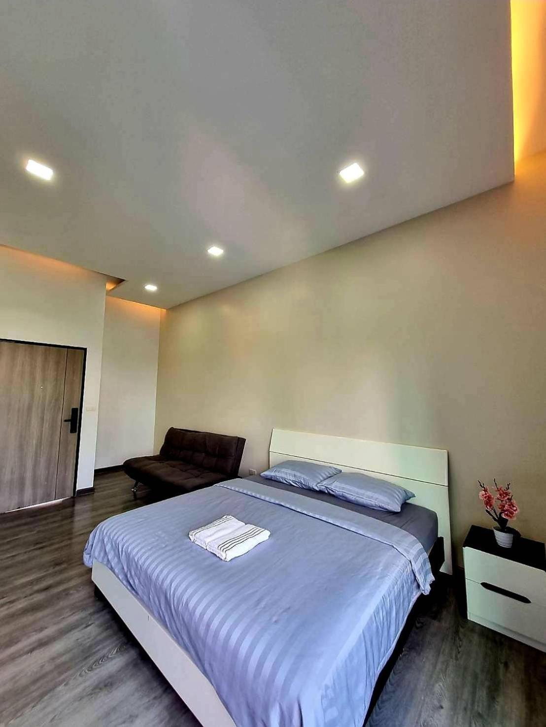 Aqua Residences: New Rooms Near Wutthakat BTS Station Bangkok Exterior photo